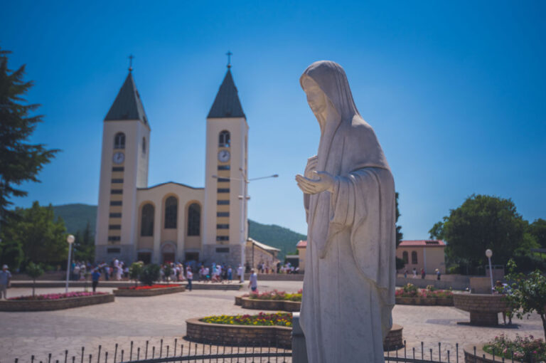 Slike Gospina kipa ispred župne crkve u Međugorju